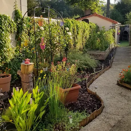 Maison Entoure Par Un Jardin Proche Paris Et